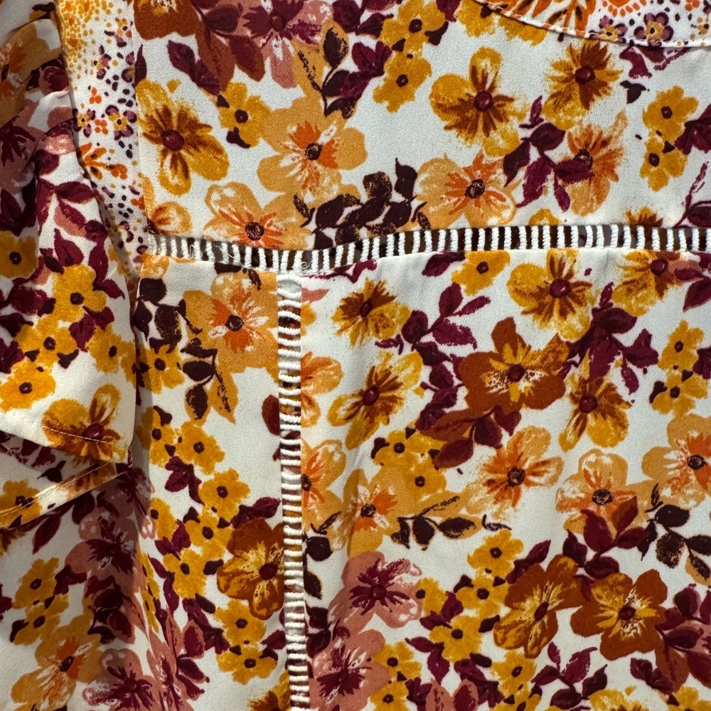 DR2 Floral Blouse with Lace Detail - Picture 4 of 13